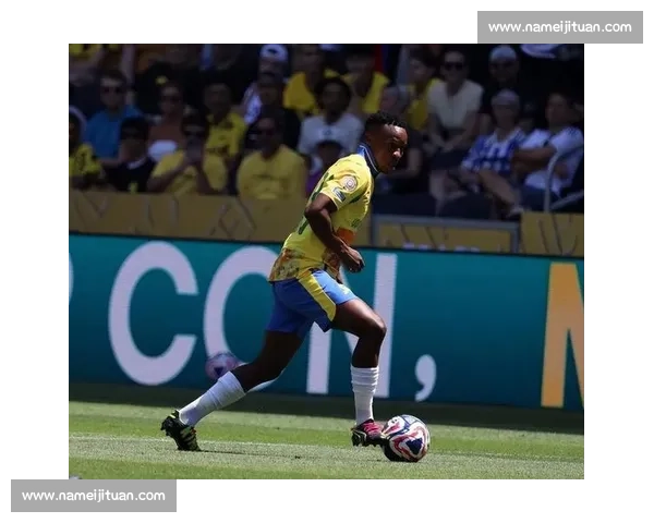 荒诞！世俱杯中断两小时，球员骑单车热身引球迷质疑：世界杯要变健身房？